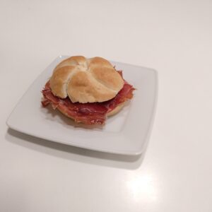 Montado jamón serrano con tomate