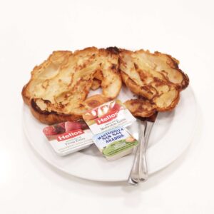 Croissant a la plancha con mantequilla y mermelada