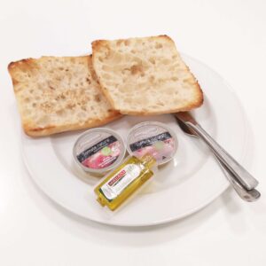 Tostada aceite y tomate con jamon