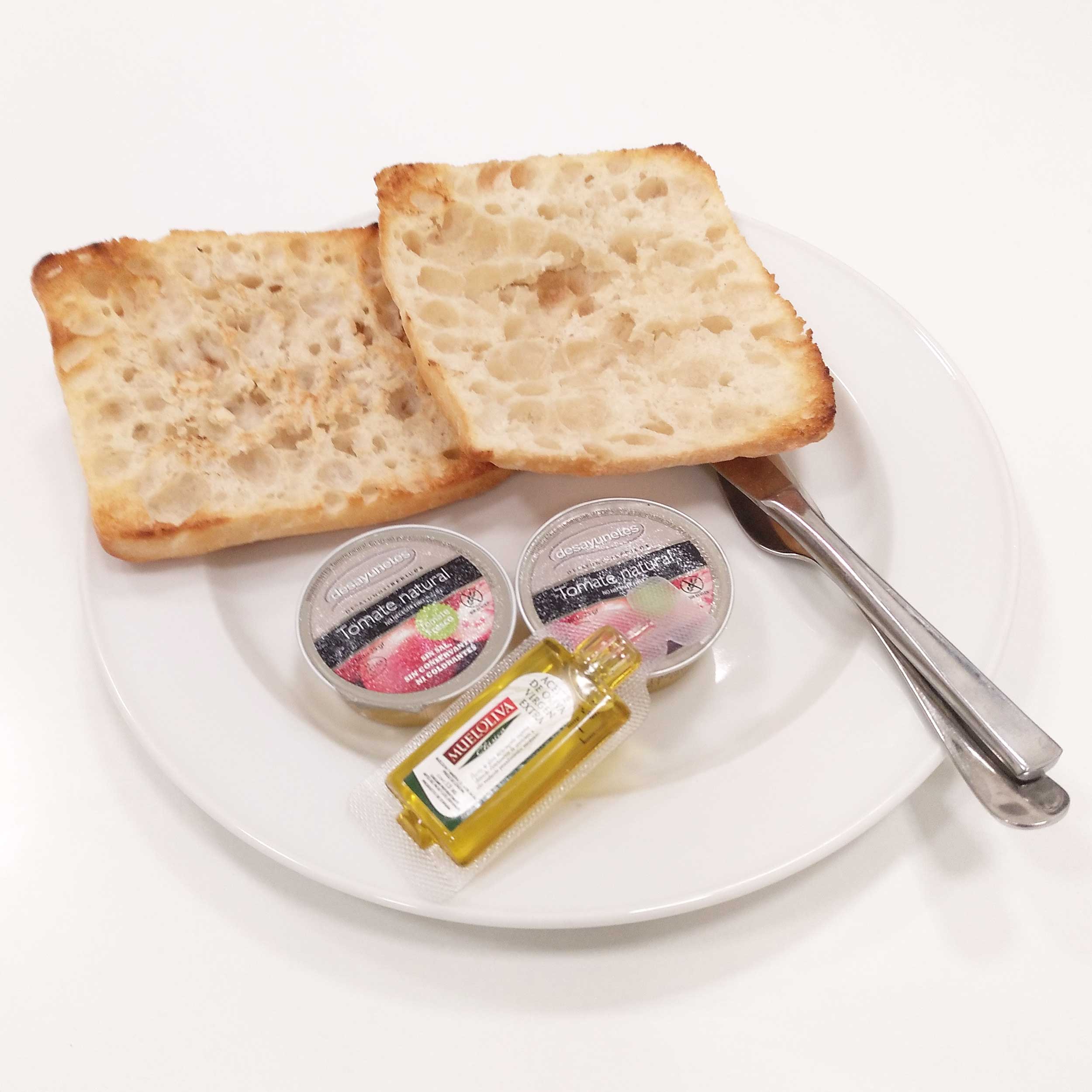 Tostada aceite y tomate con jamon